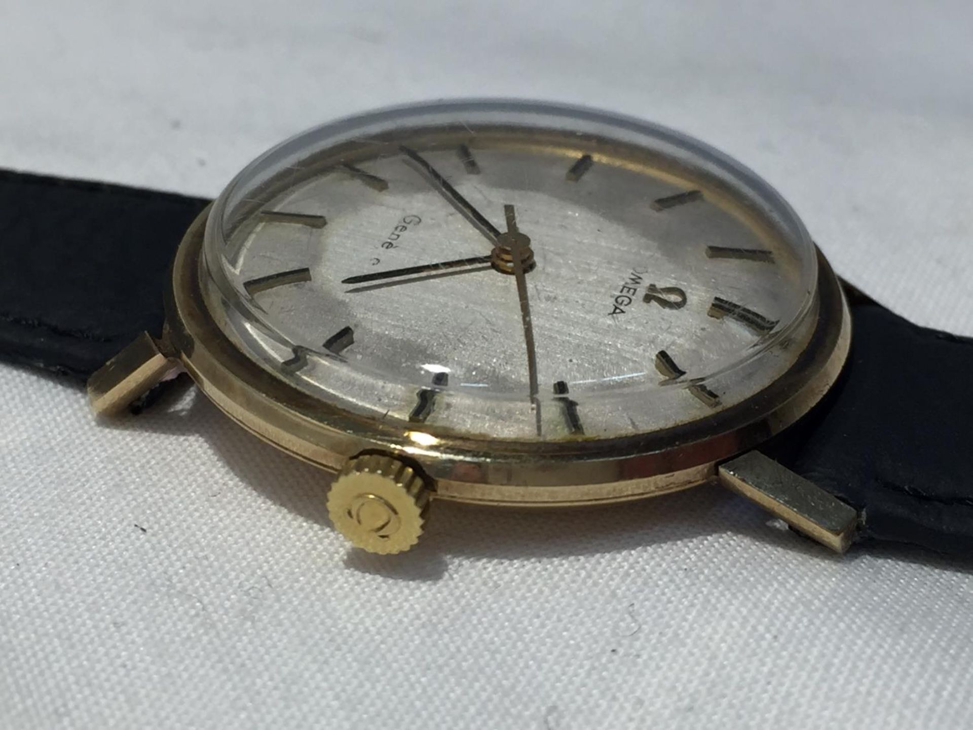 AN OMEGA GENTLEMAN'S WRIST WATCH WITH 9 CARAT GOLD CASE AND LEATHER STRAP - Image 4 of 9