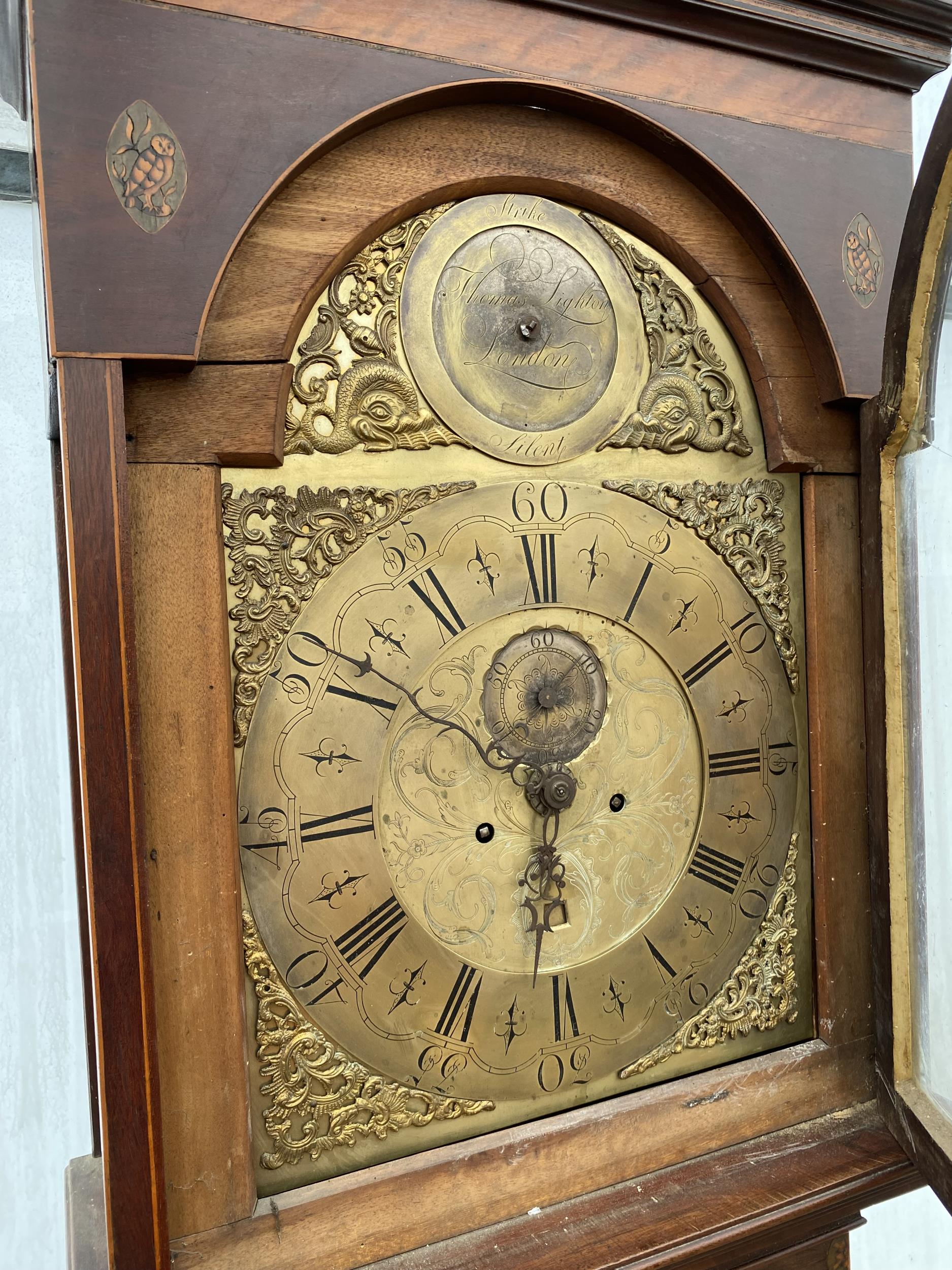 AN 18TH CENTURY MAHOGANY EIGHT-DAY LONGCASE CLOCK WITH BRASS FACE AND INLAID OVALS DEPICTING BIRDS - Image 6 of 12