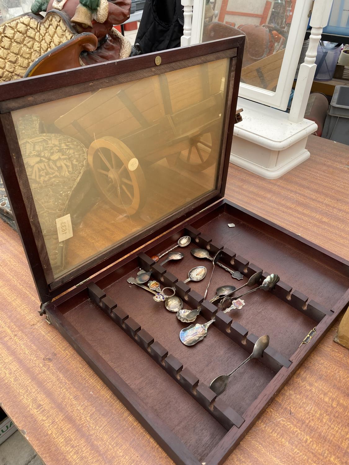 AN ASSORTMENT OF ITEMS TO INCLUDE A SWING FRAME MIRROR, A SET OF BELOWS AND A TEASPOON CASE ETC - Image 5 of 7