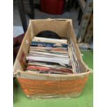 A QUANTITY OF 45RPM VINYL SINGLE RECORDS TO INCLUDE ROD STEWART, CLIFF RICHARD, KIM WILDE, ALVIN