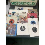 A QUANTITY OF 45RPM VINYL SINGLE RECORDS TO INCLUDE THE WHO, RINGO STARR, CHUCK BERRY, STEVIE