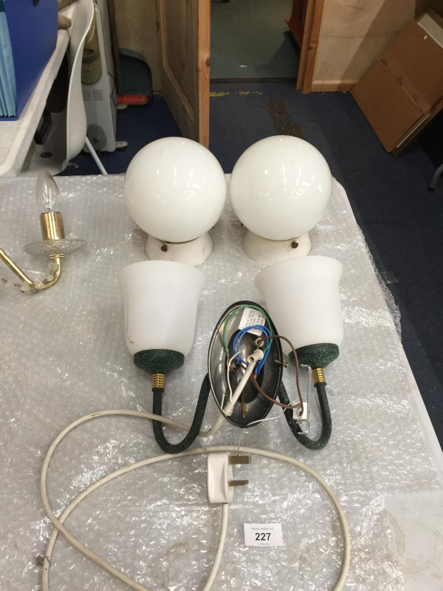 A PAIR OF VINTAGE SPHERICAL CEILING LIGHTS APPROX 18CM X 15CM PLUS A TWIN BRANCHED WALL LIGHT