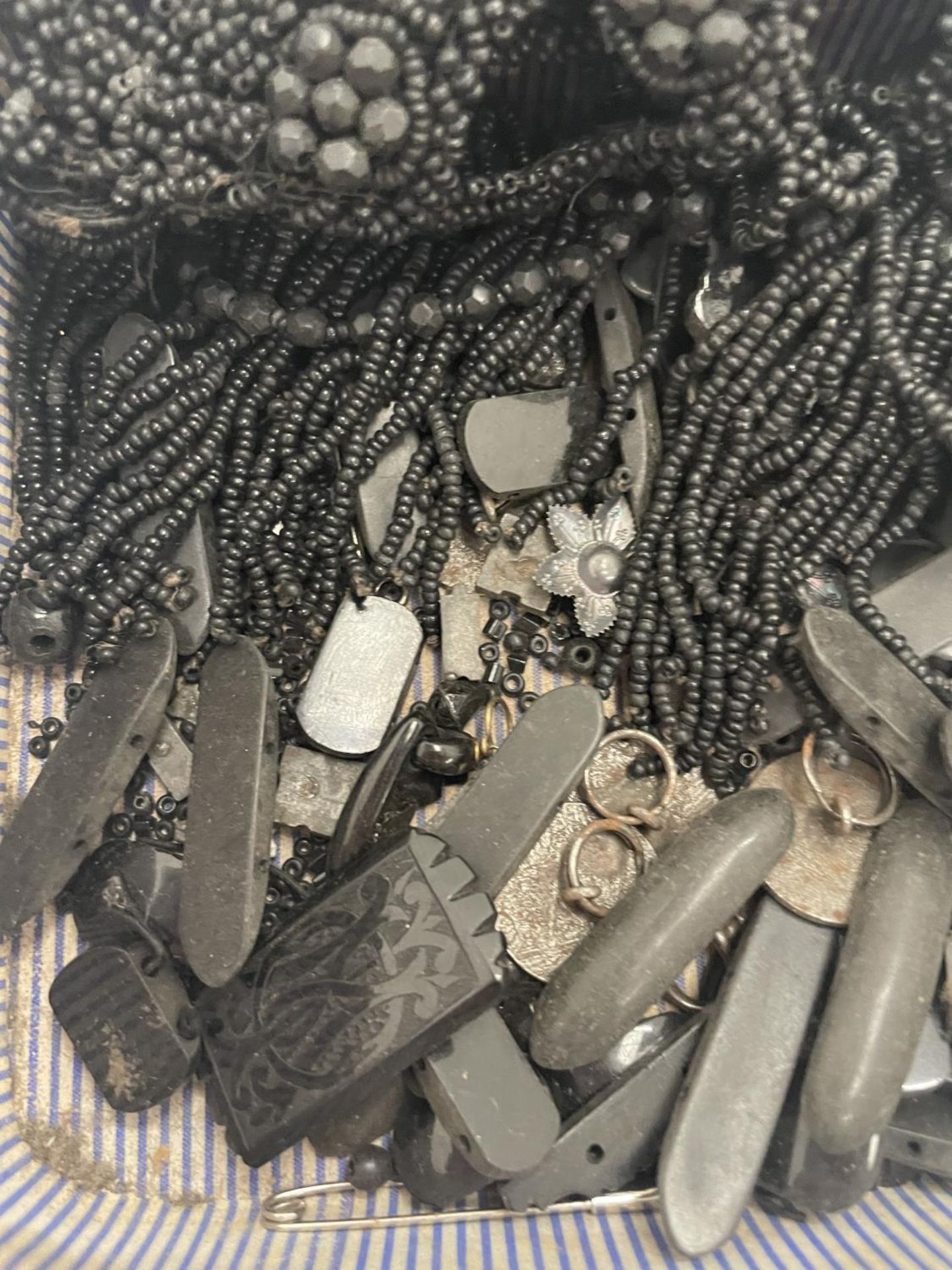 A QUANTITY OF POSSIBLY JET JEWELLERY BEADS, ETC - Image 6 of 12