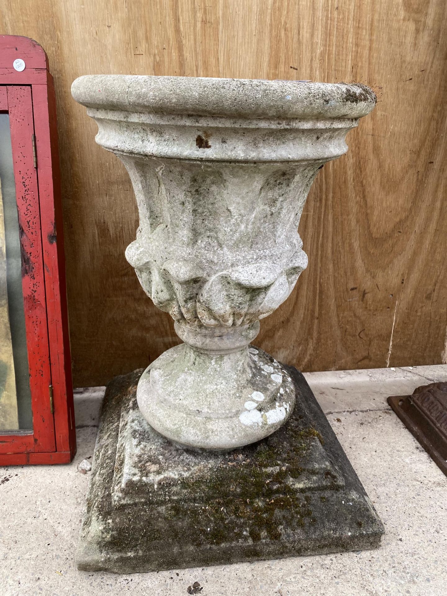 A RECONSTITUTED STONE URN PLANTER WITH PLINTH BASE (H:65CM) - Image 3 of 4