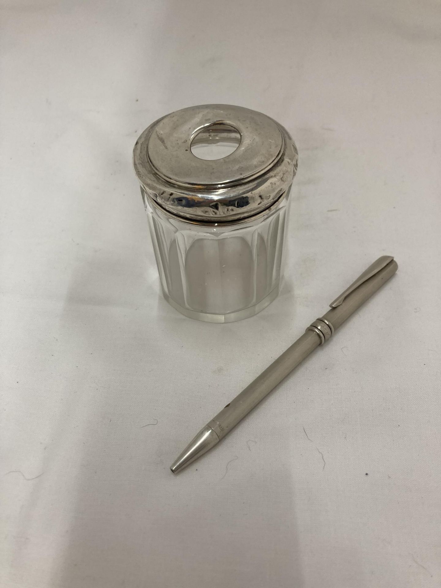 A HALLMARKED BIRMINGHAM SILVER LIDDED GLASS POT AND A MARKED 925 SILVER AURORA PEN - Bild 2 aus 4