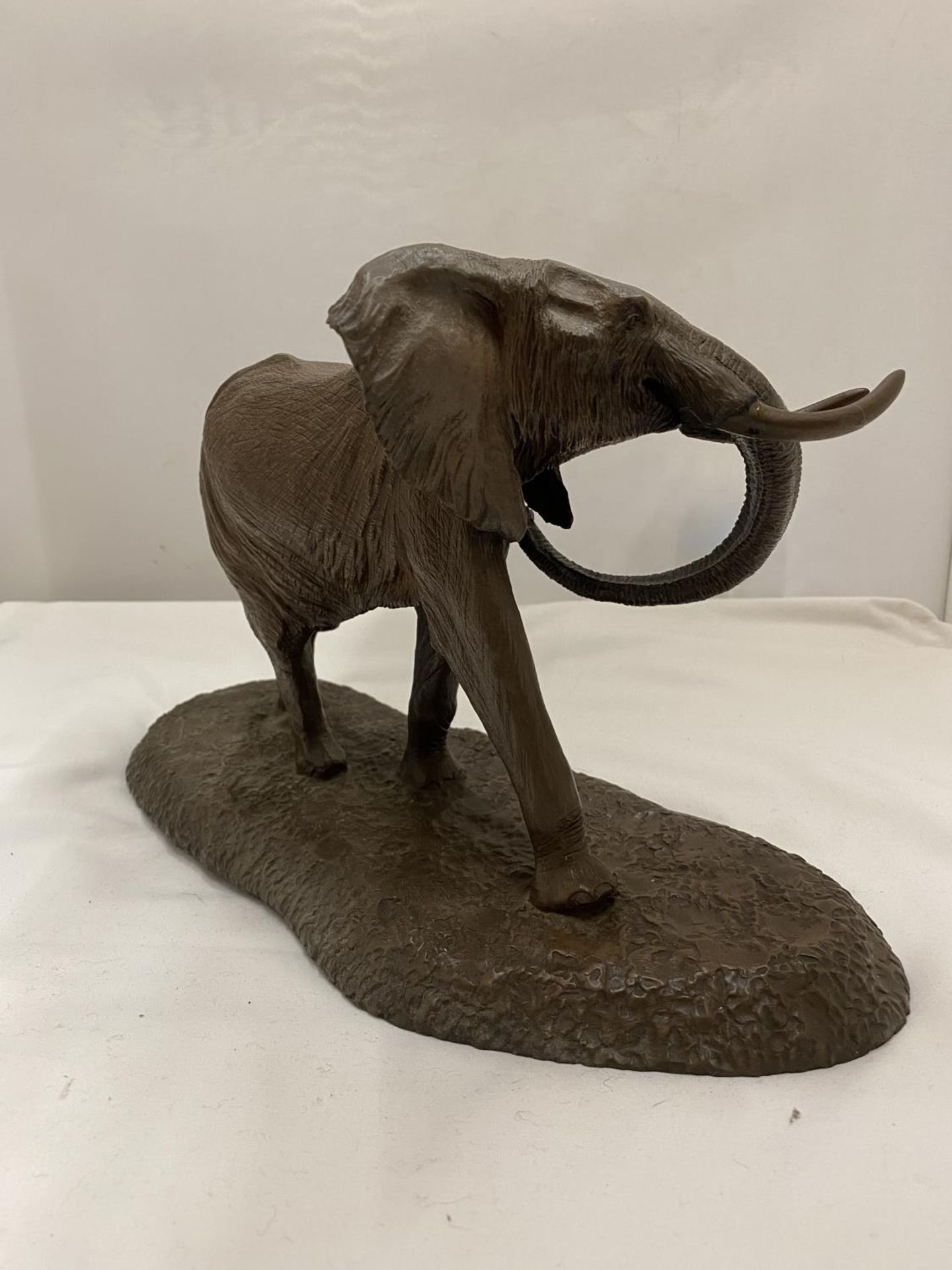 A ROBERT GLEN "GIANT OF THE AFRICAN PLAINS" ELEPHANT EAST AFRICAN WILDLIFE SOCIETY FIGURE (TUSK A/F) - Image 7 of 16