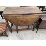 AN EARLY 20TH CENTURY OAK GATELEG DINING TABLE ON BARLEYTWIST LEGS, 42X32" OPENED