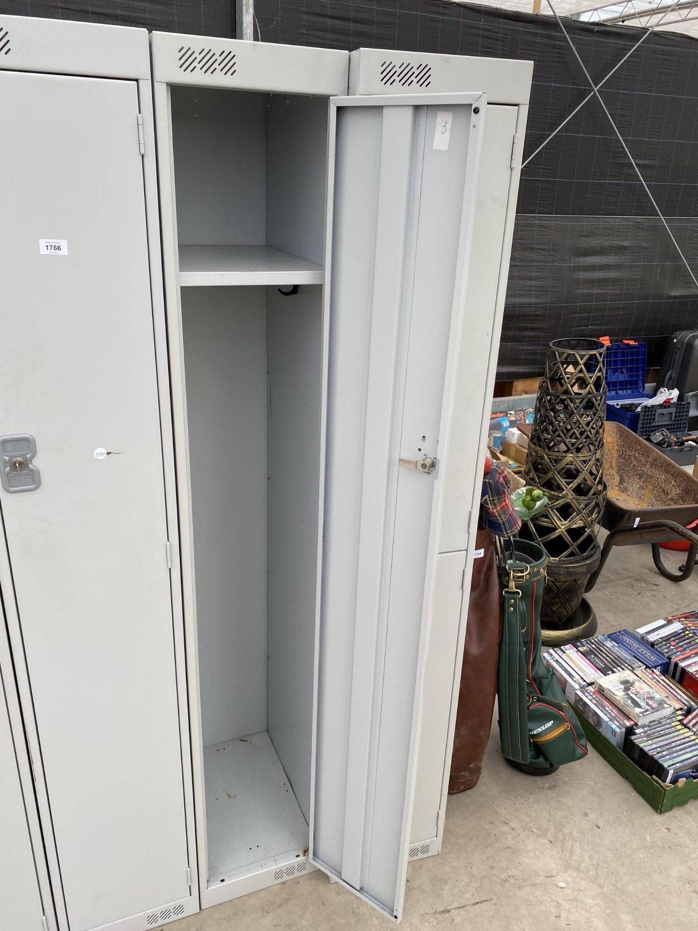 A METAL LOCKER CABINET WITH KEY - Image 3 of 3