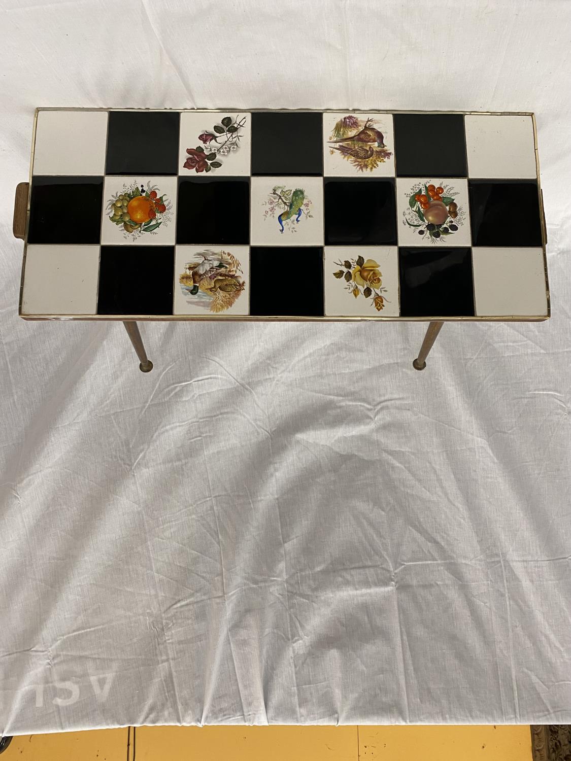 A 1960'S RETRO CHESS BOARD STYLE TILED TABLE (HANDLE A/F) - Image 5 of 10