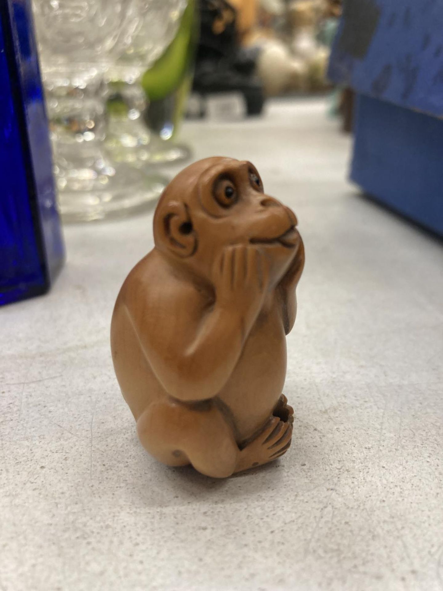 A WOODEN CARVED NETSUKE MONKEY - Image 3 of 6
