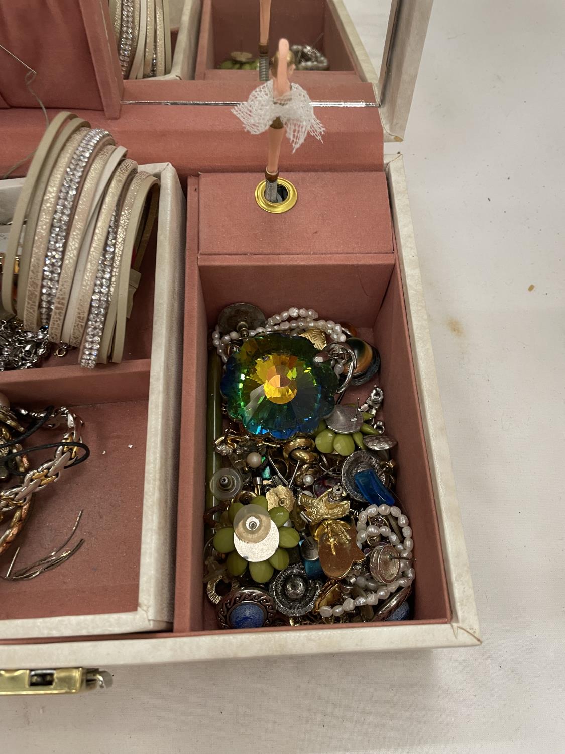 A JEWELLERY BOX CONTAINING WATCHES, BRACELETS, NECKLACES, EARRINGS, ETC - Image 5 of 8