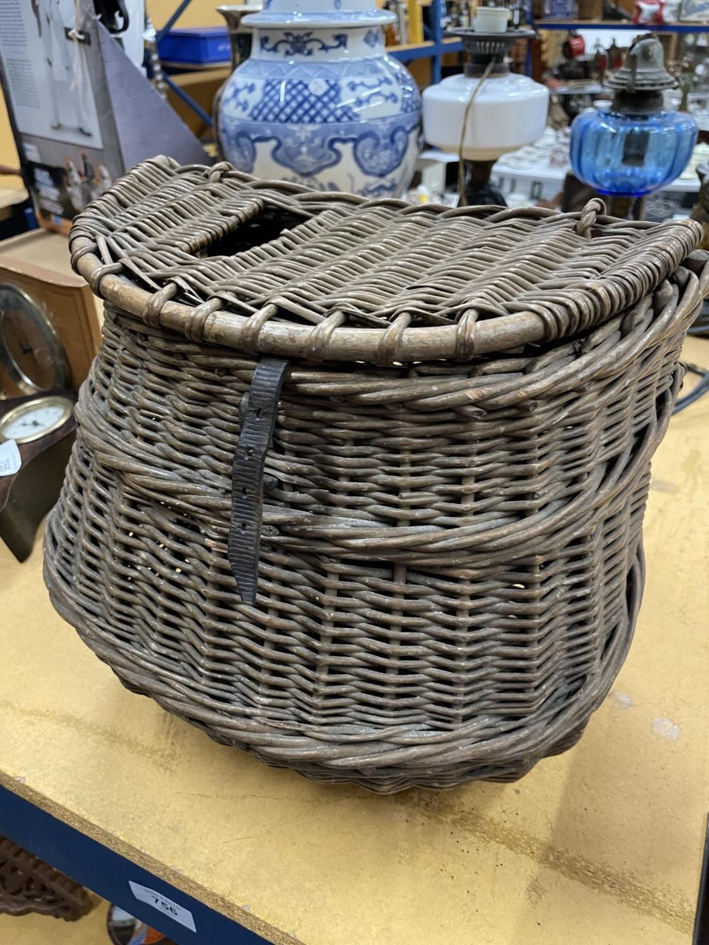 A VINTAGE FISHING CREEL BASKET WITH STRAPS HEIGHT 24CM, LENGTH 27CM