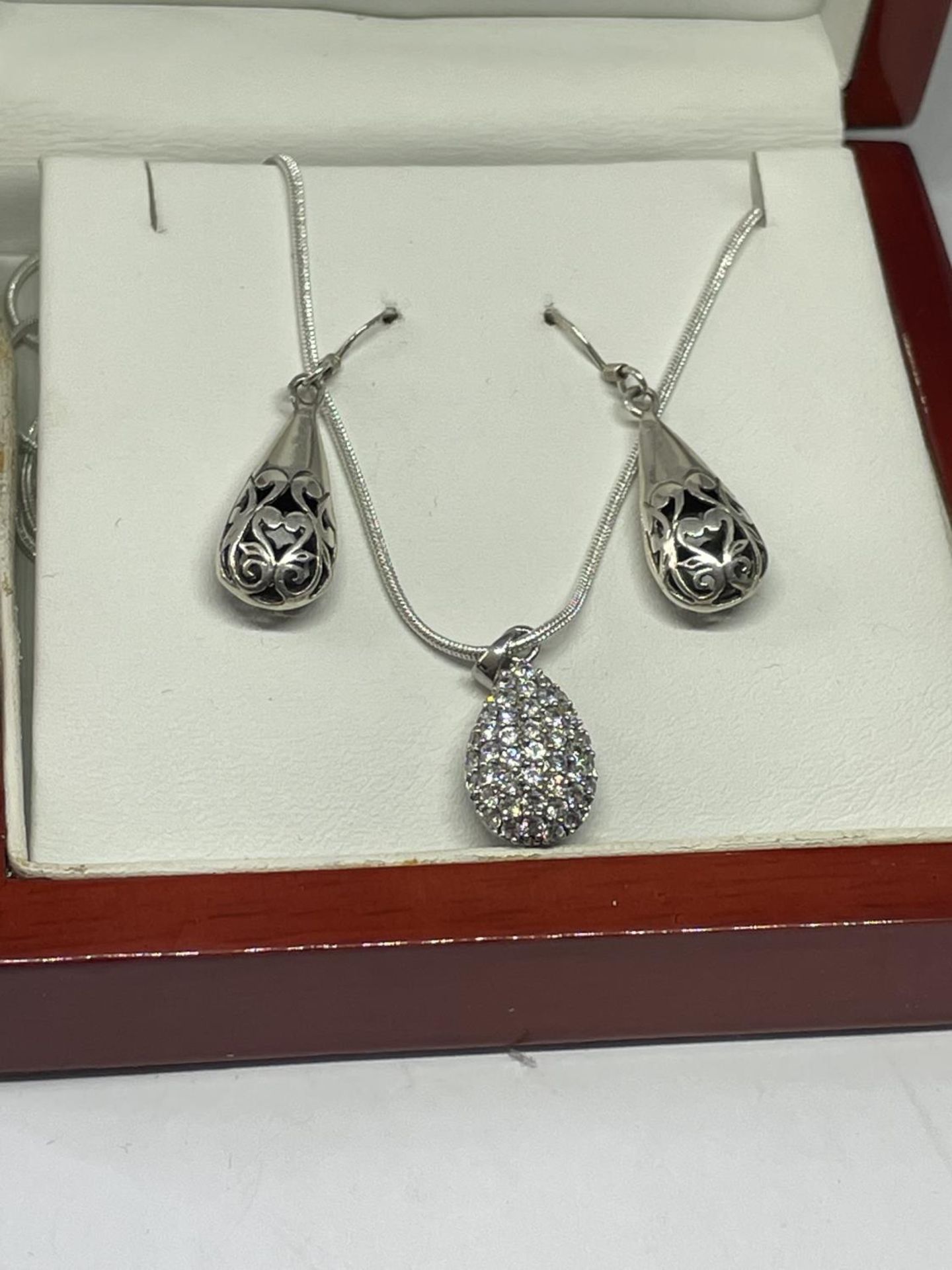 A PAIR OF SILVER EARRINGS AND A SILVER PENDANT IN A PRESENTATION BOX