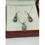 A PAIR OF SILVER EARRINGS AND A SILVER PENDANT IN A PRESENTATION BOX