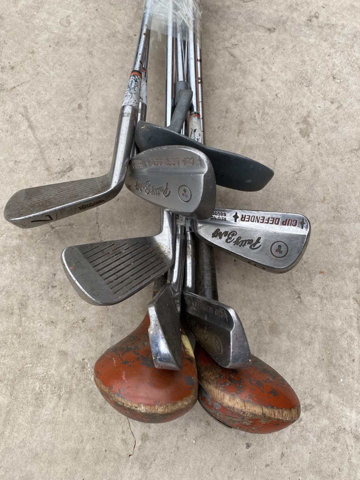 AN ASSORTMENT OF VINTAGE GOLF CLUBS - Image 2 of 3