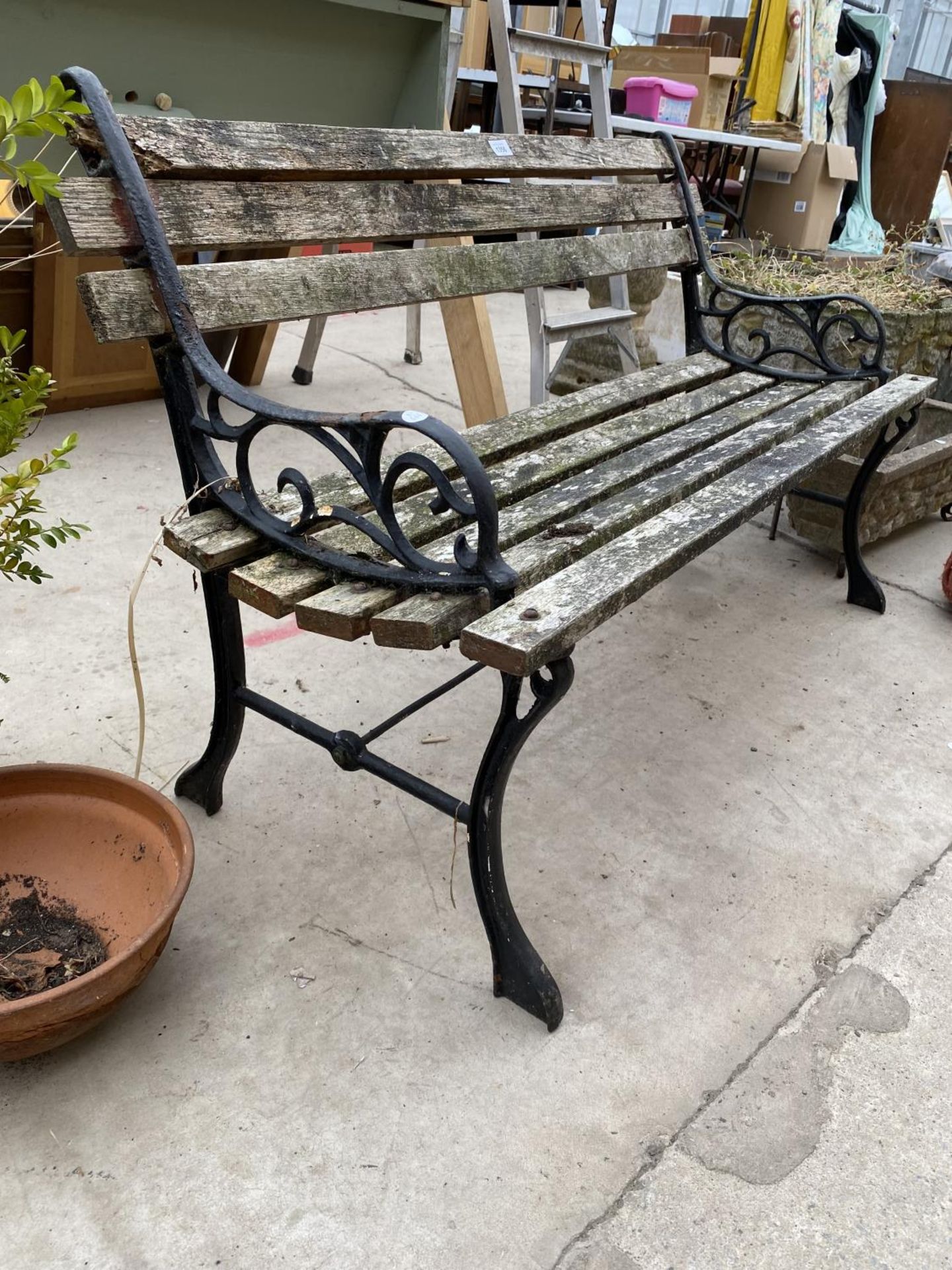 A WOODEN SLATTED GARDEN BENCH WITH CAST BENCH ENDS - Image 2 of 5