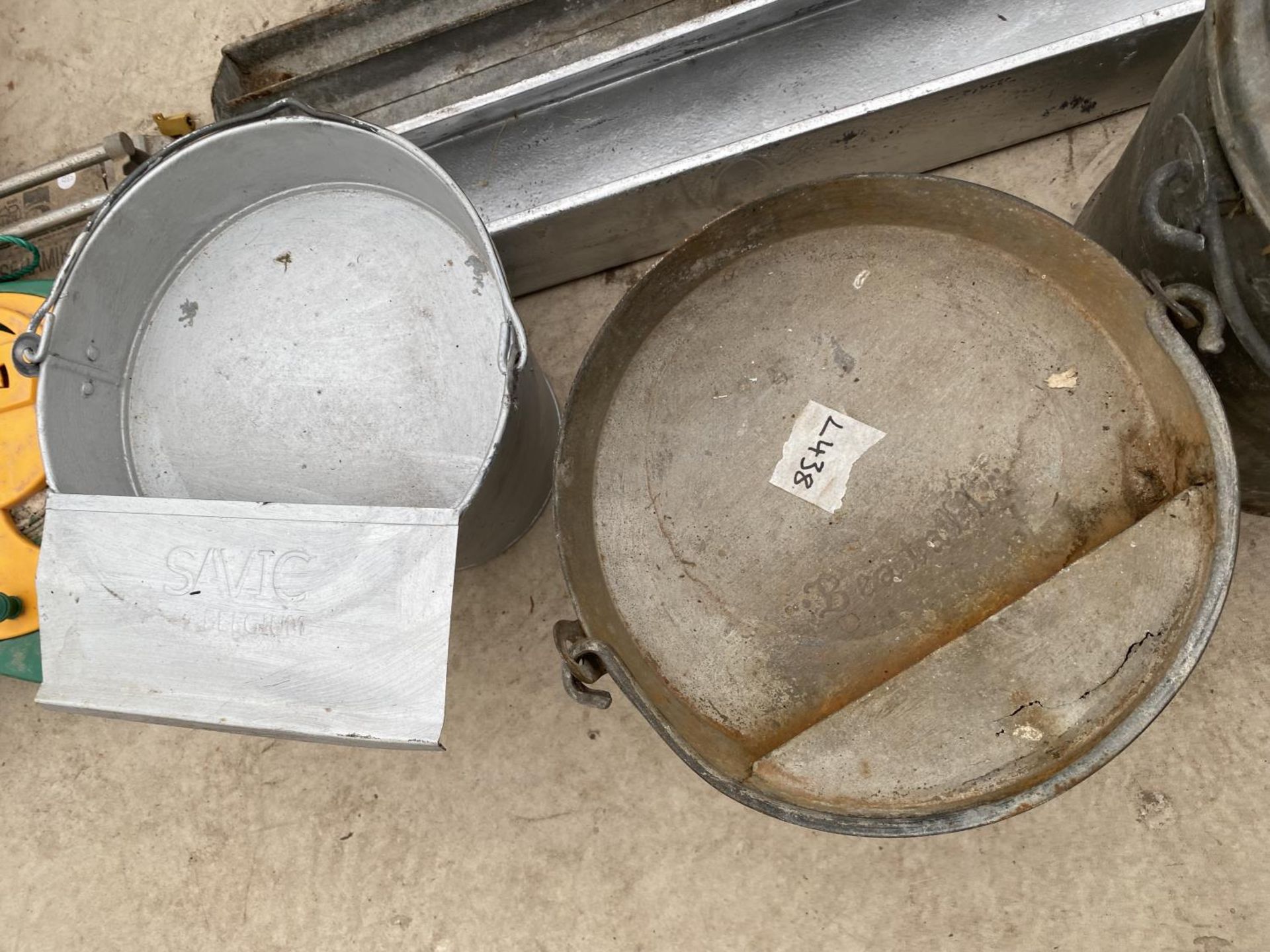 AN ASSORTMENT OF GALVANISED ITEMS TO INCLUDE POULTRY FEEDERS, A TROUGH AND BUCKETS ETC - Image 3 of 7