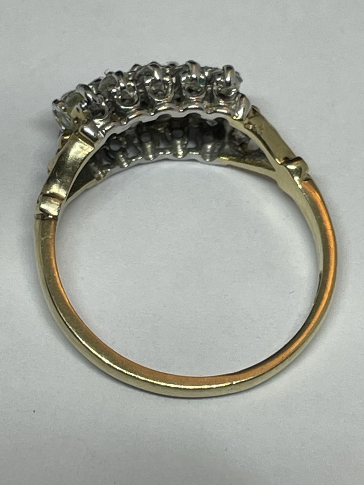 A 9 CARAT GOLD RING WITH FIFTEEN CUBIC ZIRCONIA STONES IN A CLUSTER DESIGN SIZE N - Image 4 of 7