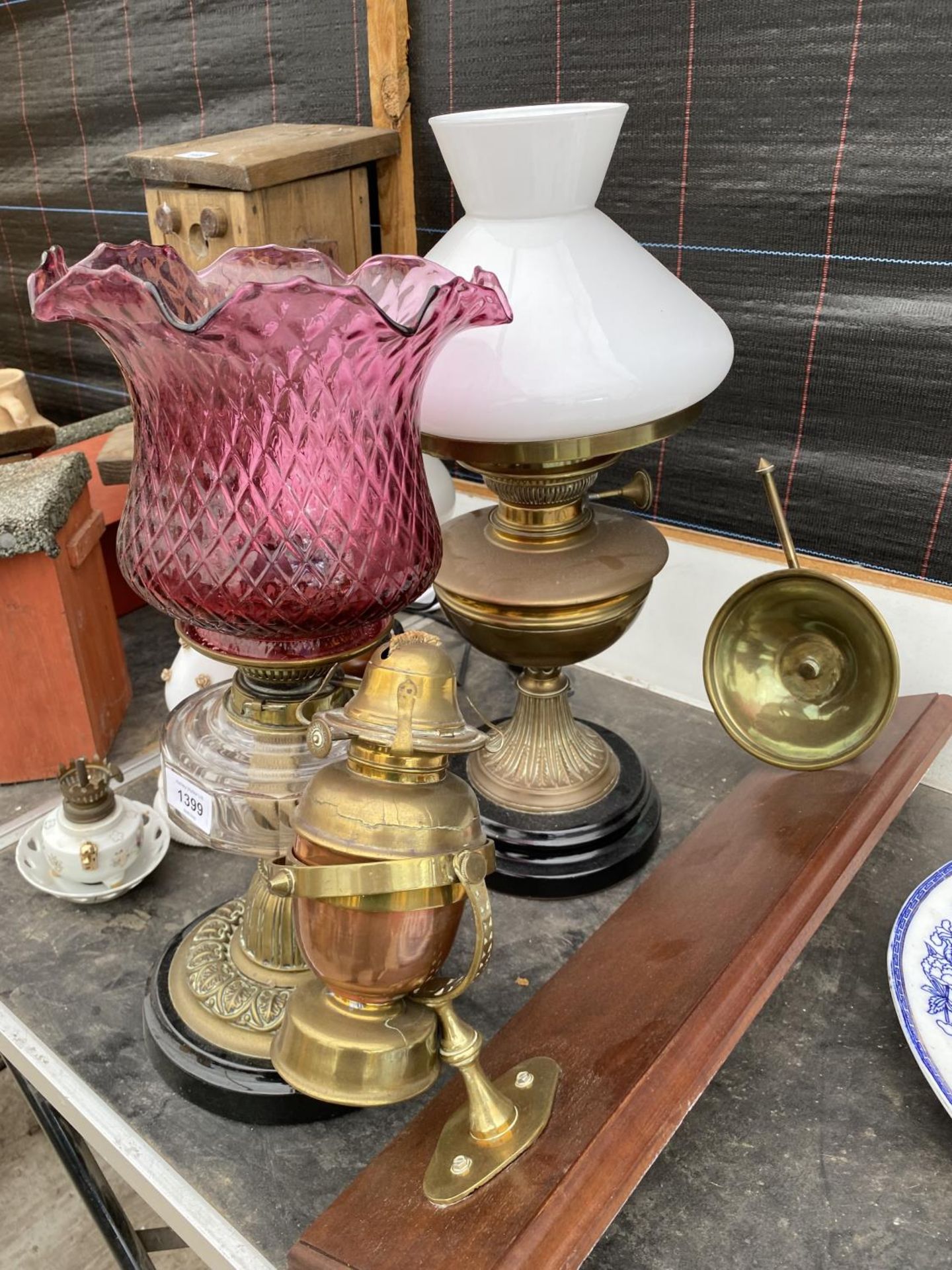 AN ASSORTMENT OF BRASS AND GLASS OIL LAMPS - Image 2 of 3