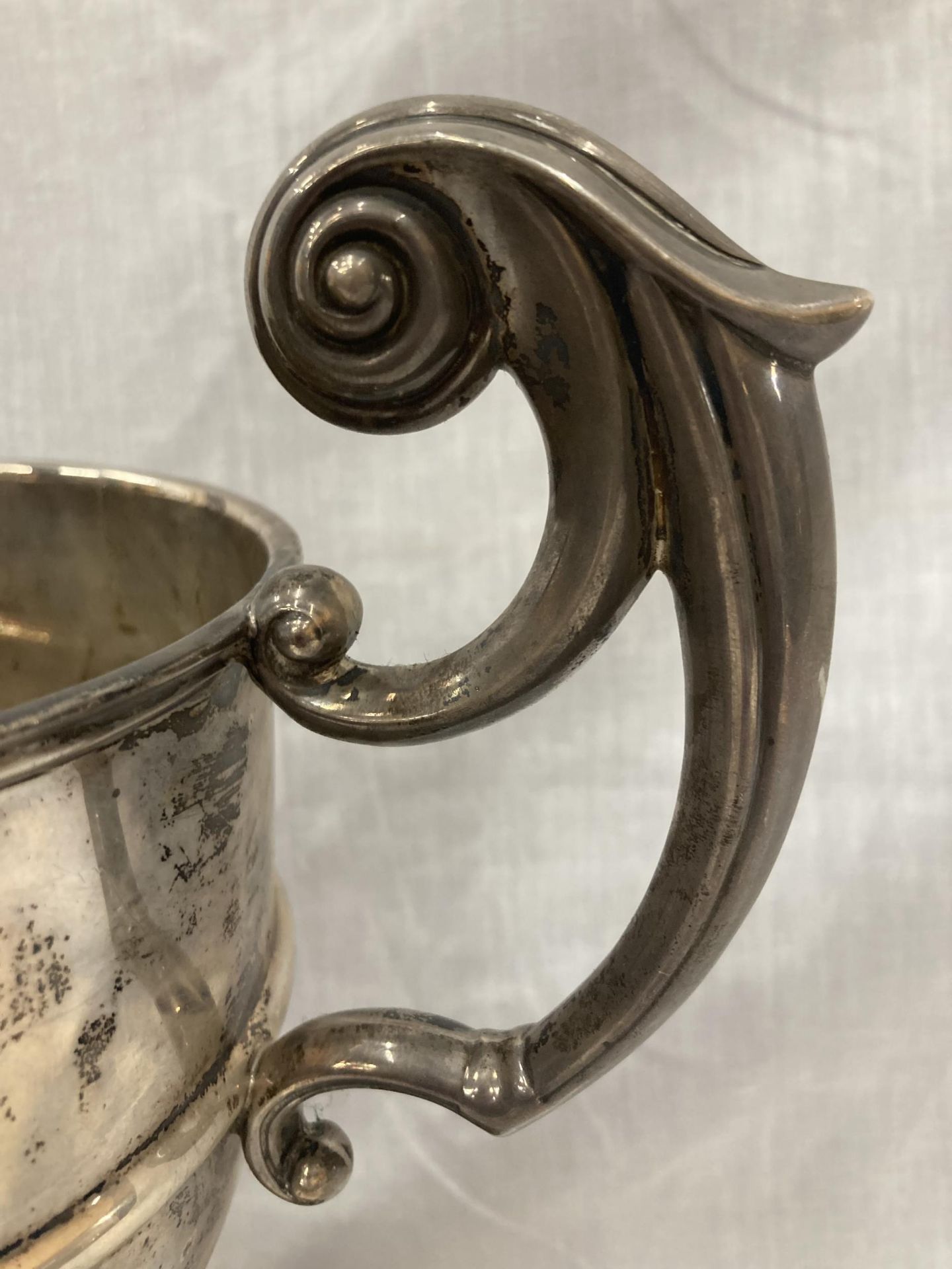 A HALLMARKED SHEFFIELD SILVER TROPHY WITH SHIELDS HEIGHT 32CM TO TOP OF THE HANDLE GROSS WEIGHT 1436 - Bild 7 aus 9