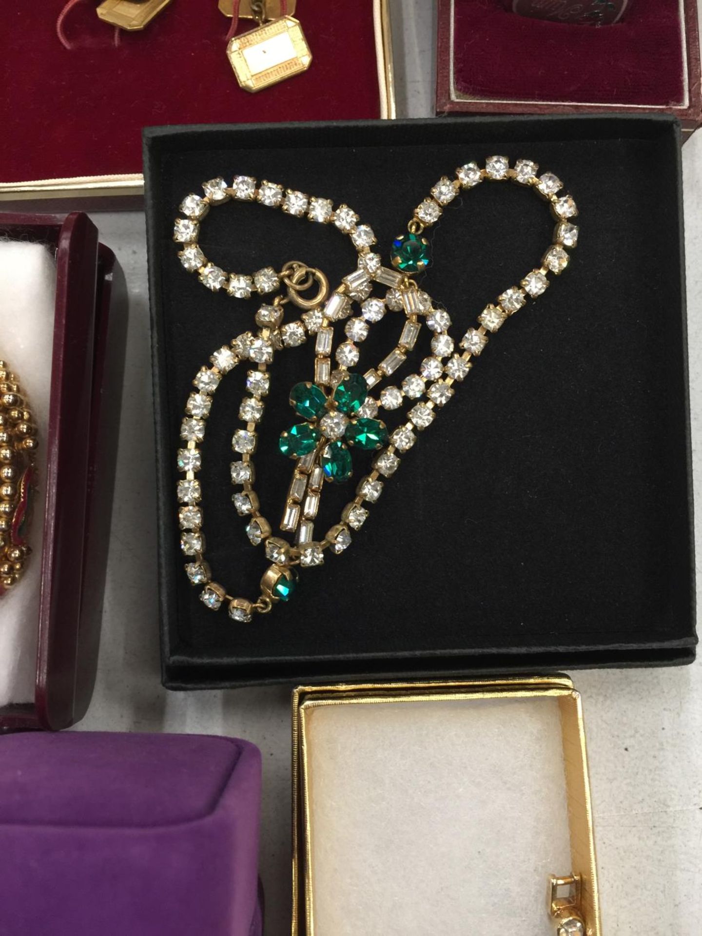 A LARGE QUANTITY OF BOXED COSTUME JEWELLERY TO INCLUDE BROOCHES, NECKLACES, EARRINGS, BRACELETS, ETC - Image 8 of 12