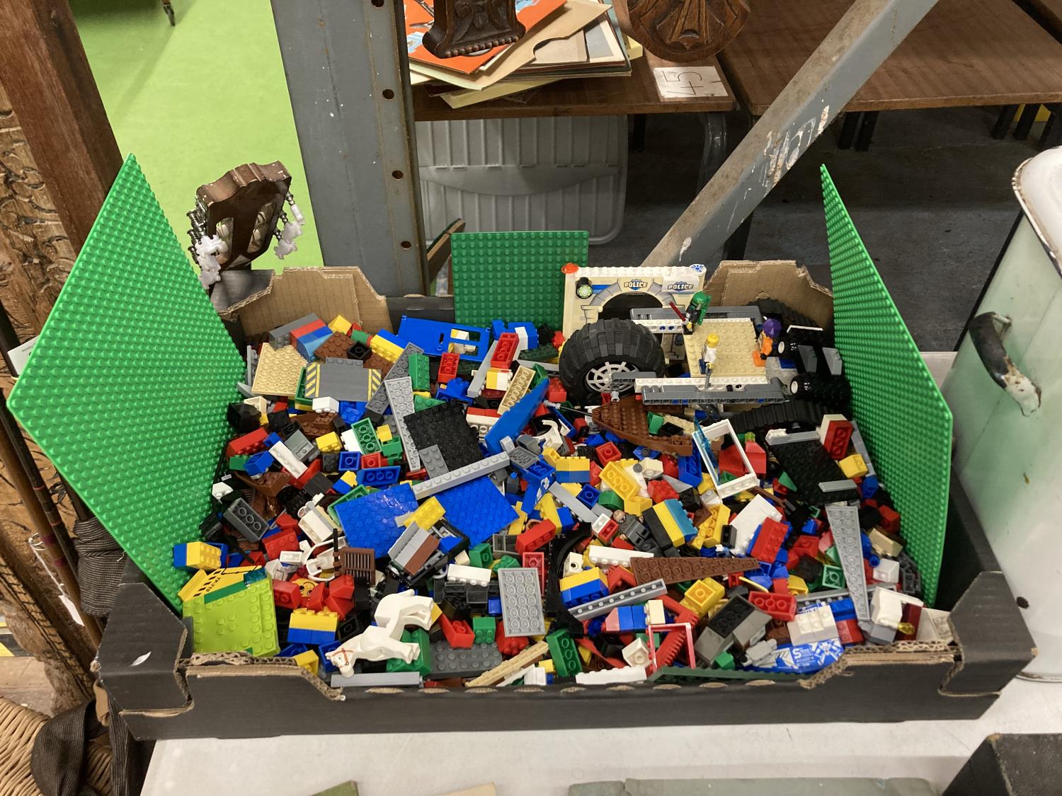 A BOX CONTAINING A QUANTITY OF LEGO TO INCLUDE BASES, FIGURES, ETC