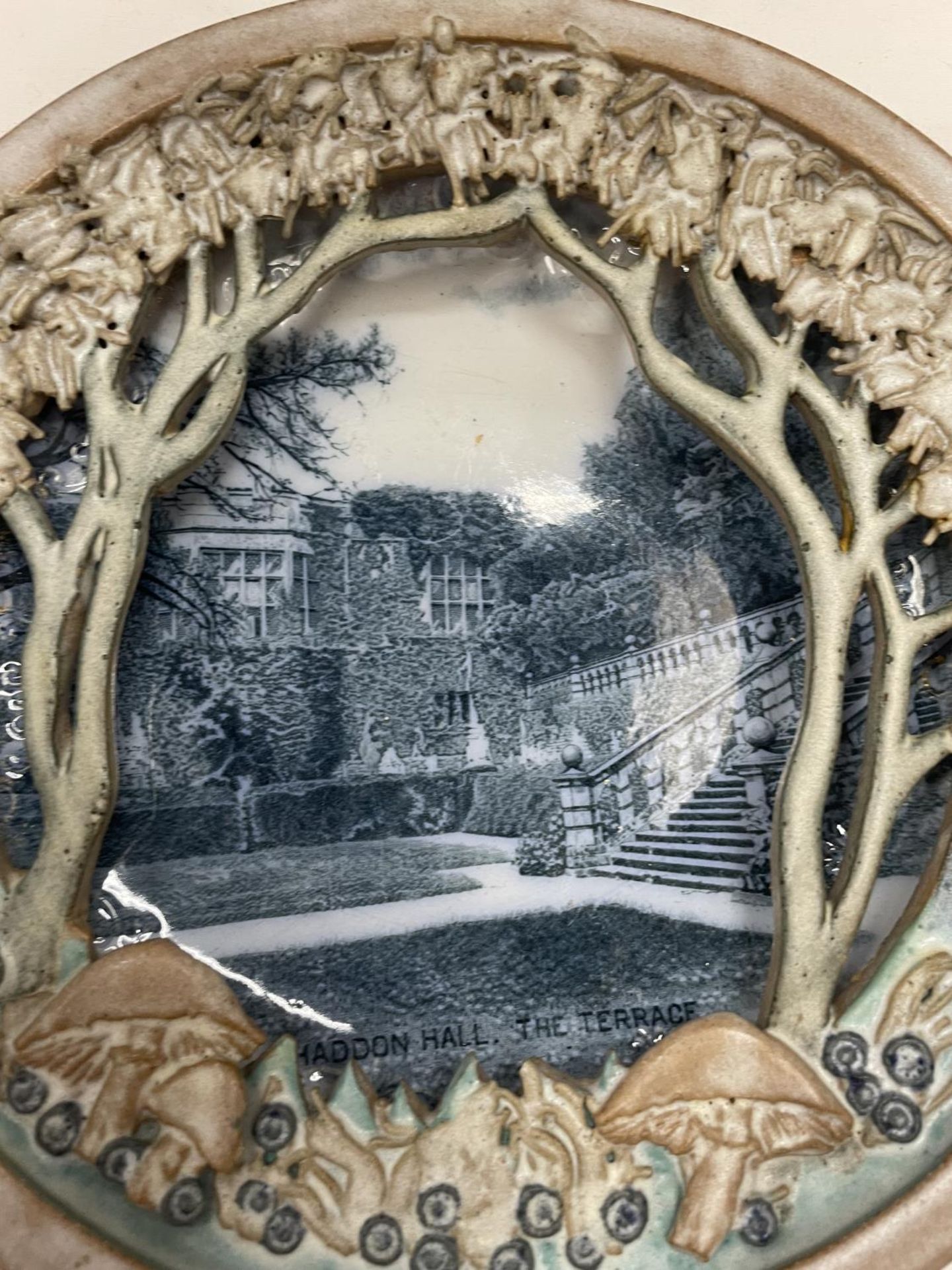 A HADDON HALL WALL PLAQUE WITH A 3D EFFECT SCENE DIAMETER 28CM - Image 4 of 9