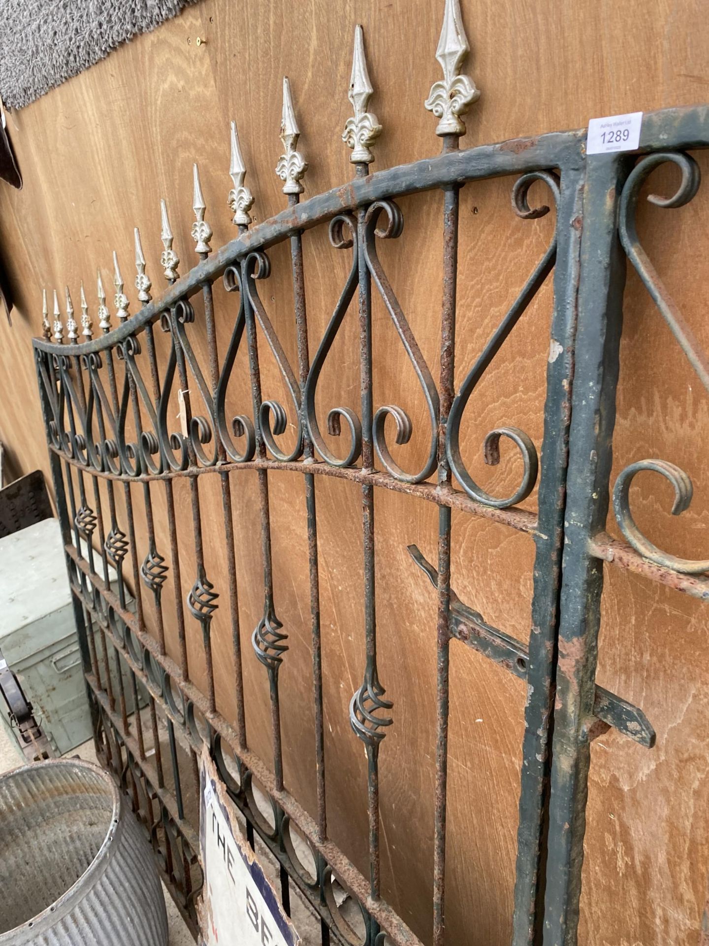 A LARGE PAIR OF VINTAGE WROUGHT IRON GATES (TOTAL LENGTH:360CM) - Image 4 of 6