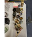 A COLLECTION OF ITEMS TO INCLUDE VINTAGE COMPACTS, A BRASS STRING HOLDER, SMALL MINERS LAMP,