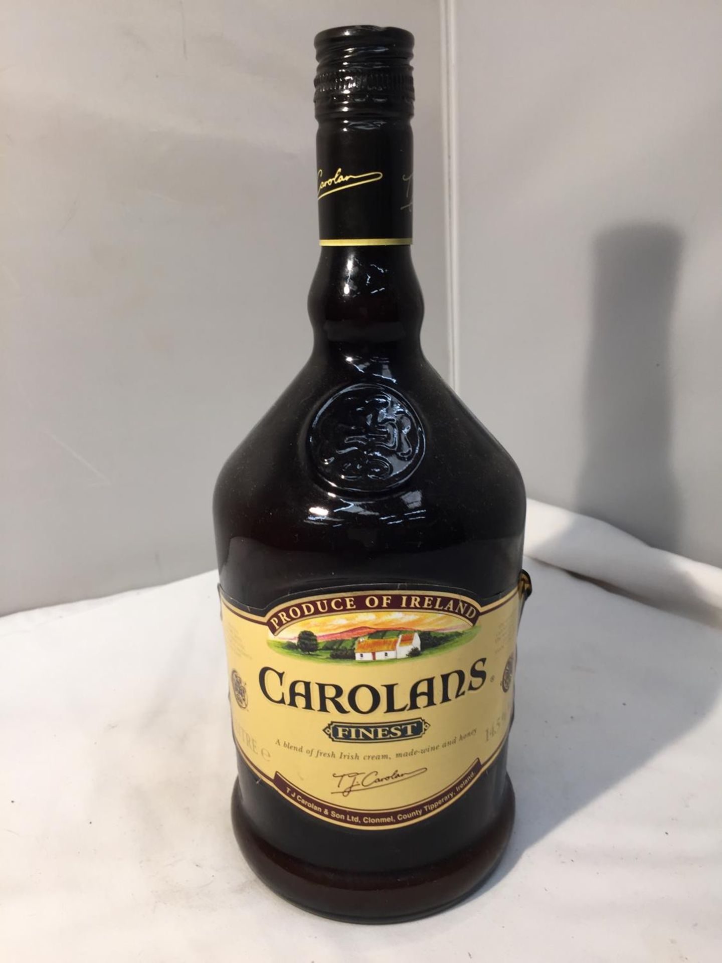 A 1 LITRE BOTTLE OF CAROLANS FINEST BLEND OF IRISH CREAM, MADE-WINE AND HONEY. PRODUCE OF IRELAND