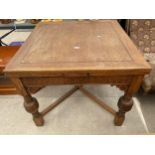 AN EARLY 20TH CENTURY OAK DRAW-LEAF DINING TABLE, 36" SQUARE, ON BULBOUS LEGS