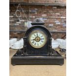 A VINTAGE WOODEN CASED MANTLE CLOCK WITH COLUMN DECORATION AND ETCHED INLAY 33 X 30 CM