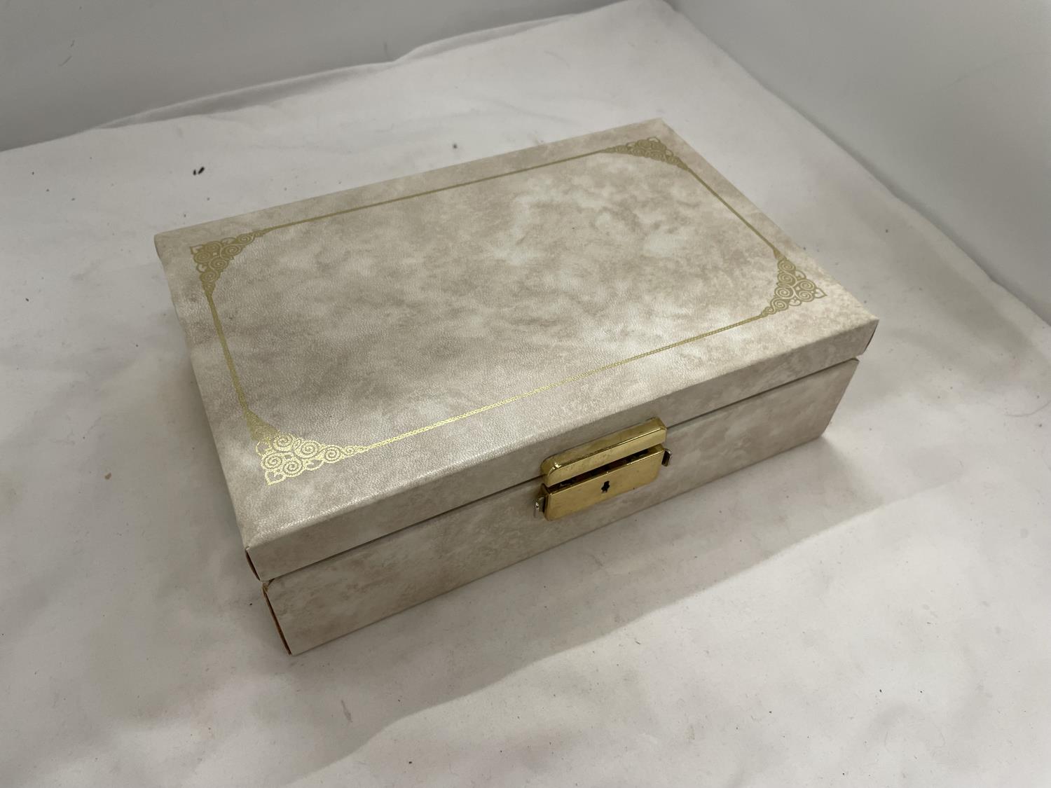 A JEWELLERY BOX CONTAINING WATCHES, BRACELETS, NECKLACES, EARRINGS, ETC - Image 7 of 8