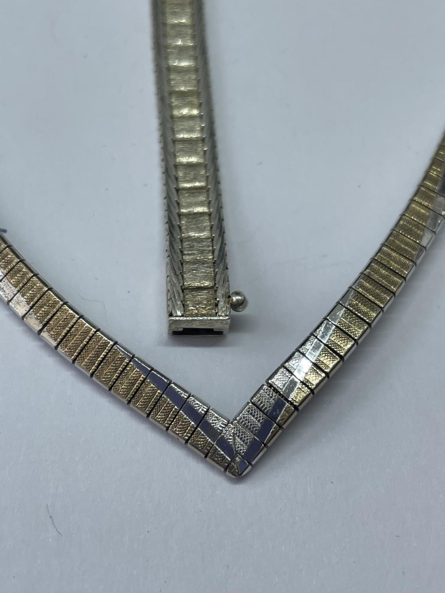 A SILVER AND SILVER GILT NECKLACE AND BRACELET - Image 2 of 5