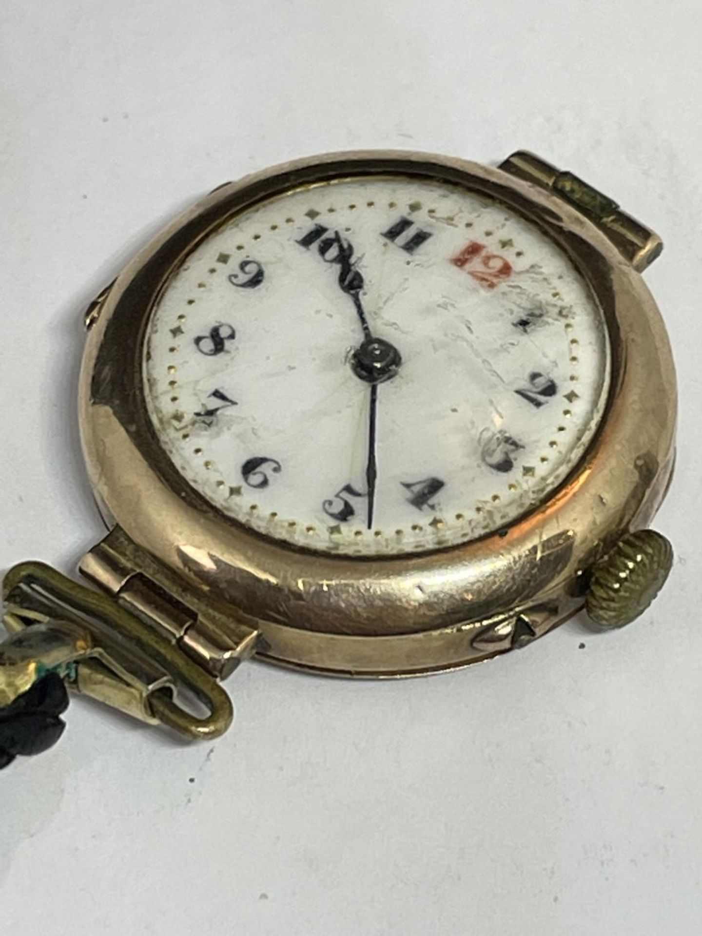 A MARKED 9 CARAT GOLD CASED WATCH WITH LEATHER STRAP IN NEED OF REPAIR - Image 4 of 12