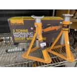 A PAIR OF HALFORDS AXLE STANDS AND A 2 TONNE TROLLEY JACK