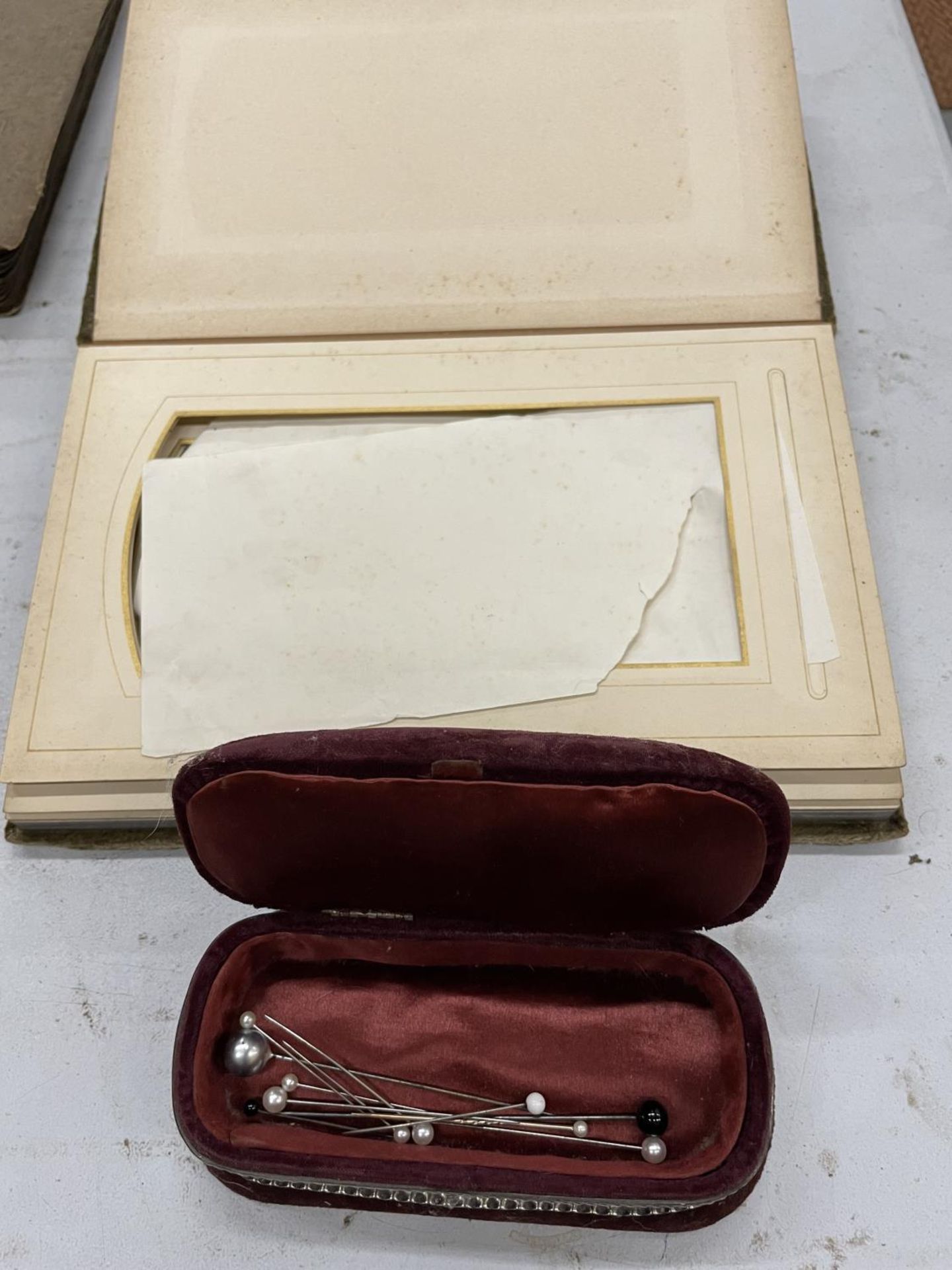 A VINTAGE CASED SET OF FISH KNIVES AND FORKS, A VELVET COVERED PHOTO ALBUM AND A VELVET COVERED - Image 3 of 6