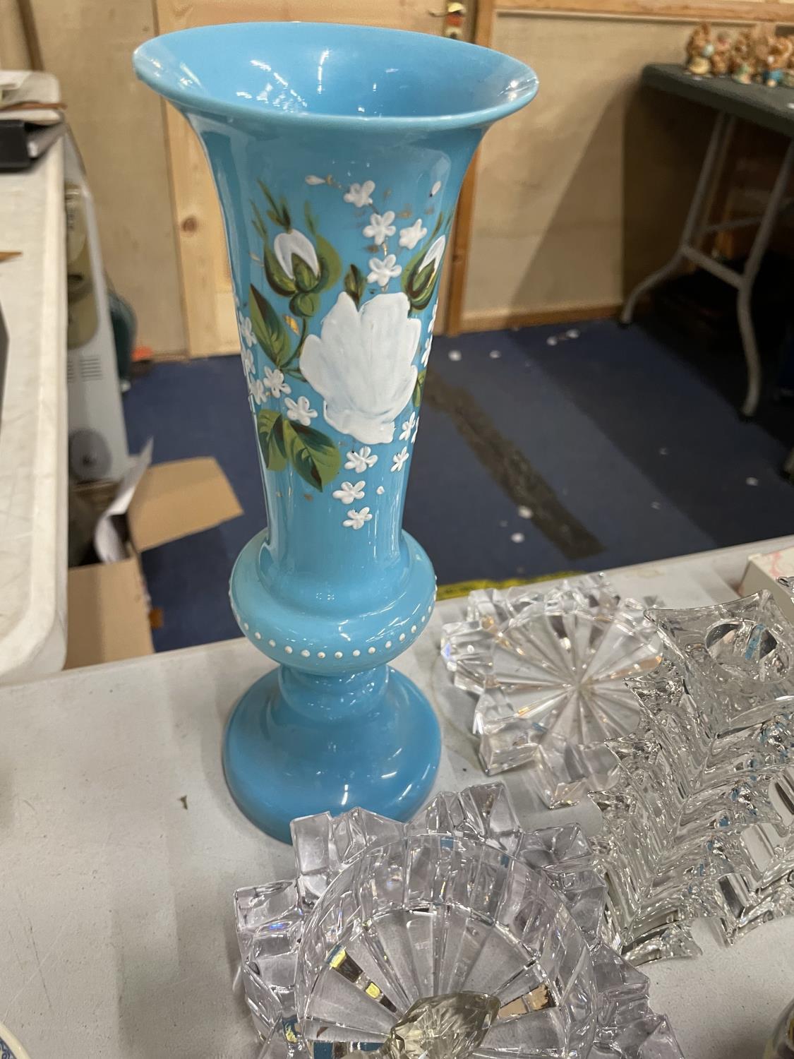 A QUANTITY OF COLOURED ART GLASS TO INCLUDE CAITNESS STYLE VASES, A VINTAGE TURQUOISE VASE WITH A - Image 4 of 4