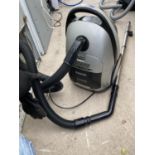 A SANYO 1600W VACUUM CLEANER