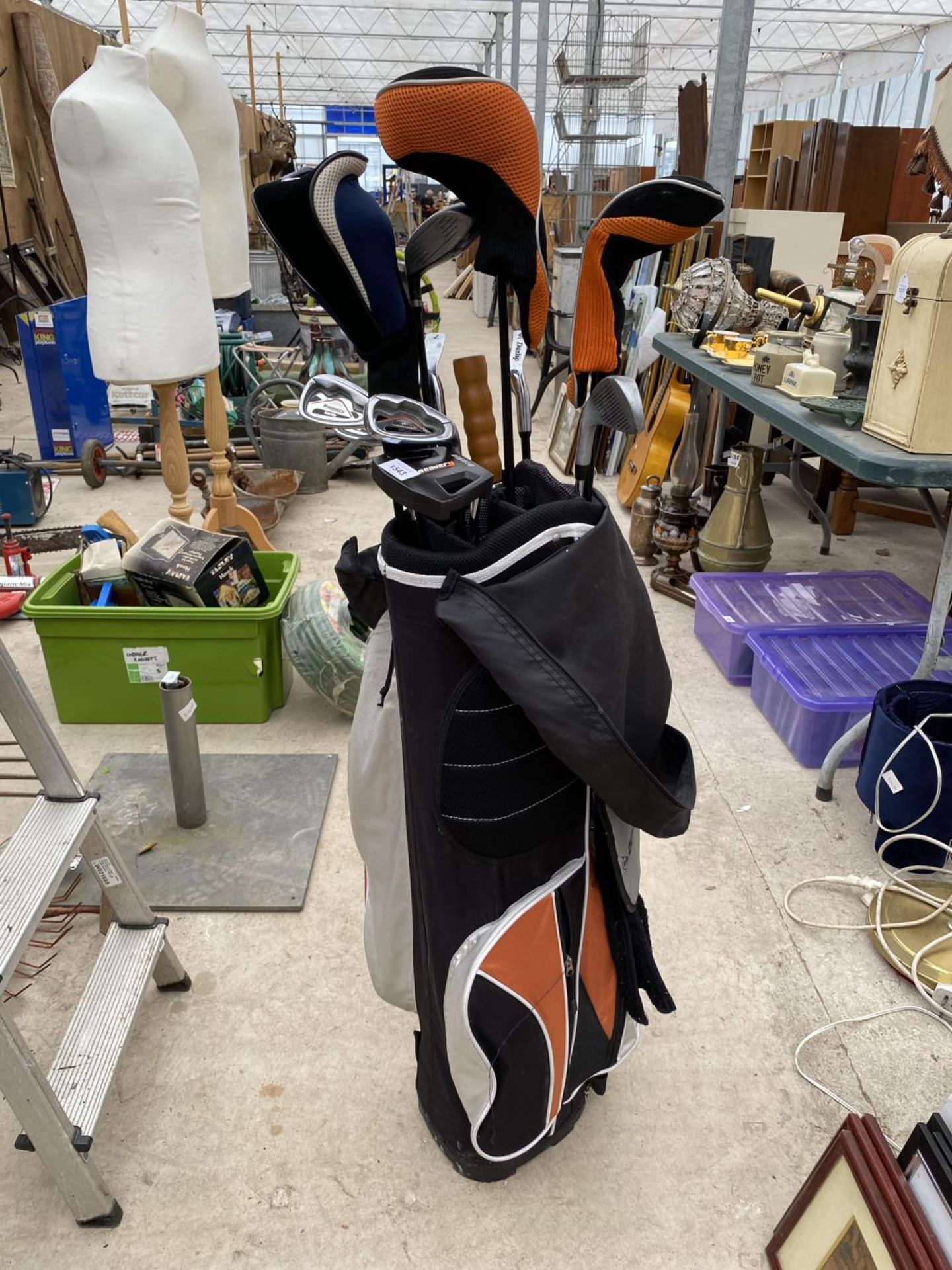 A LONGRIDGE GOLF BAG WITH AN ASSORTMENT OF LONGRIDGE GOLF CLUBS