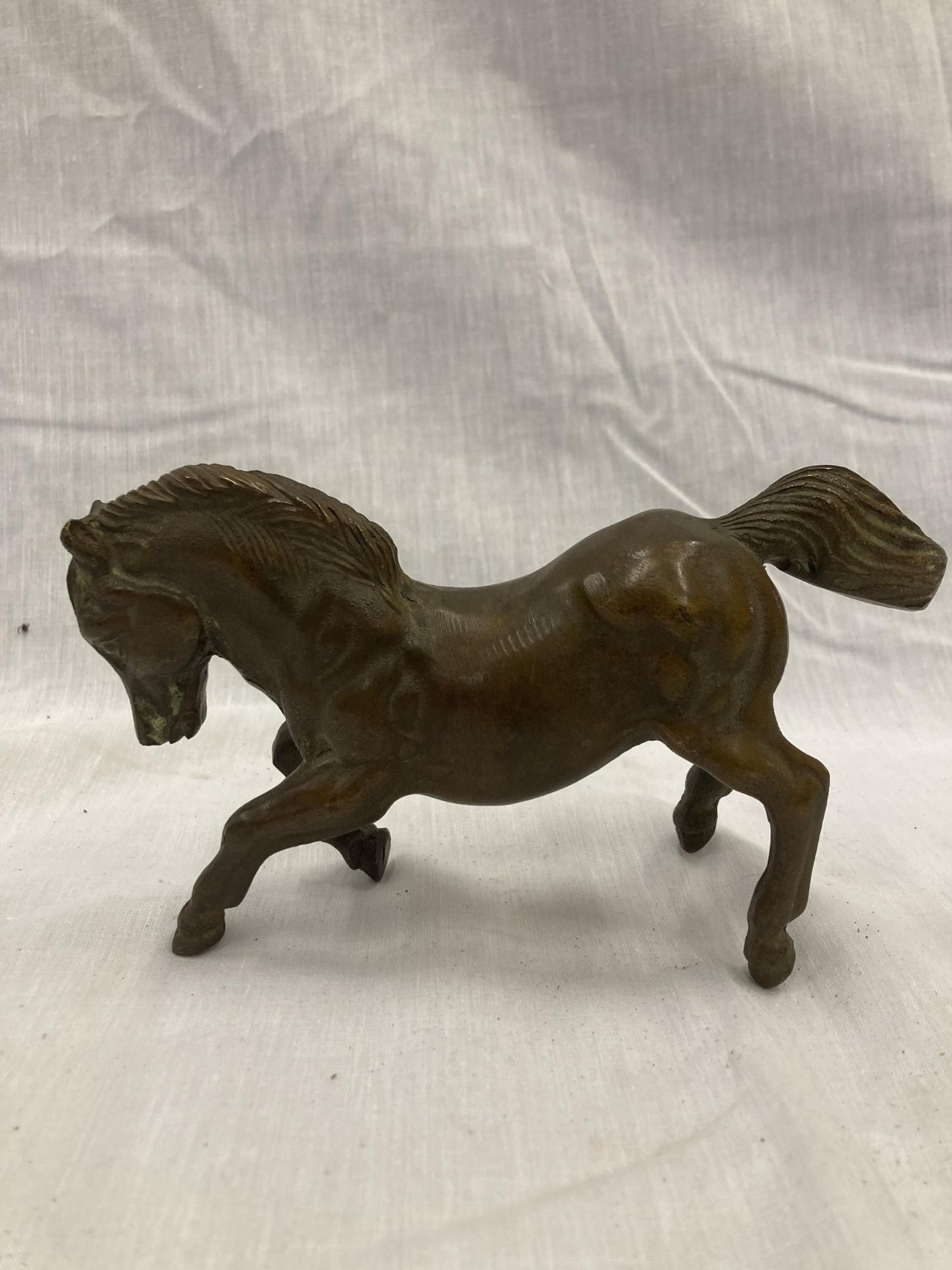 A BRONZE PRANCING HORSE LENGTH 20CM HEIGHT 10CM