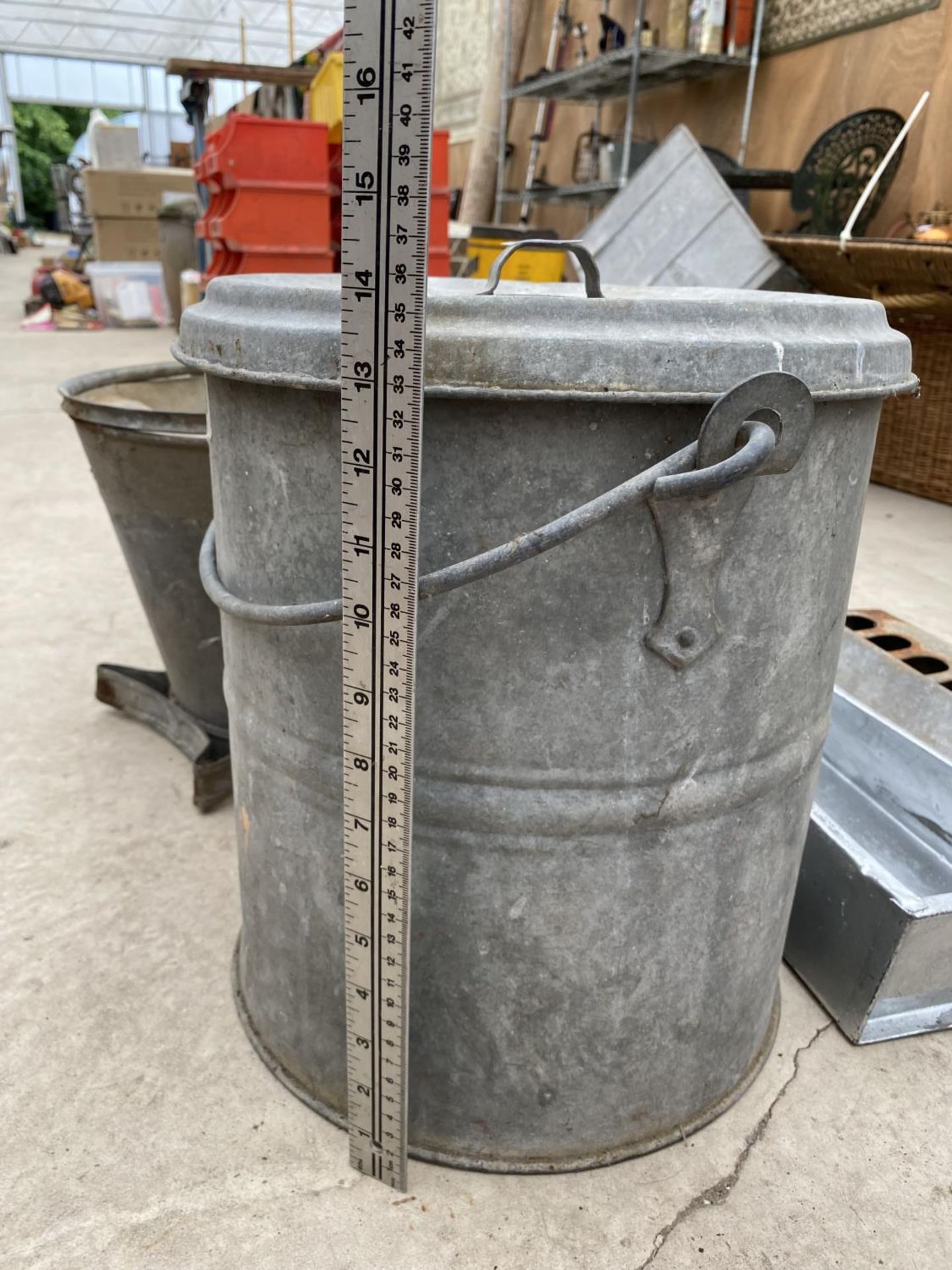 AN ASSORTMENT OF GALVANISED ITEMS TO INCLUDE POULTRY FEEDERS, A TROUGH AND BUCKETS ETC - Image 6 of 7