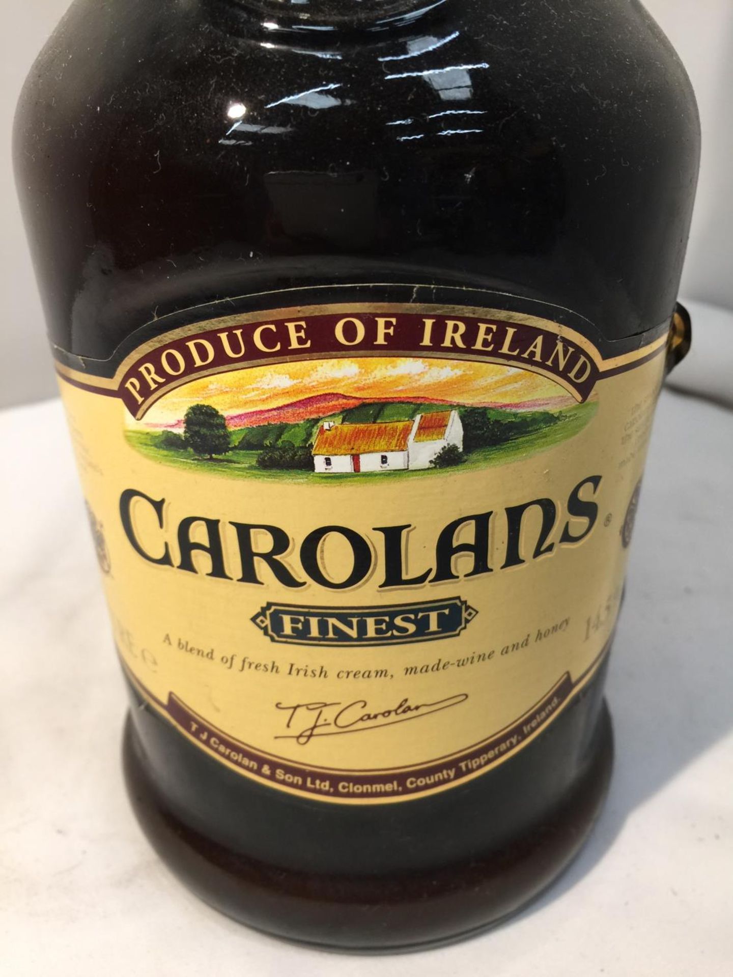 A 1 LITRE BOTTLE OF CAROLANS FINEST BLEND OF IRISH CREAM, MADE-WINE AND HONEY. PRODUCE OF IRELAND - Image 2 of 6