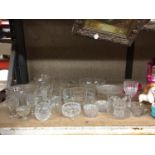 A QUANTITY OF GLASSWARE TO INCLUDE BOWLS, CAKE STAND, JUGS, GLASSES, TRINKET BOWLS, ETC
