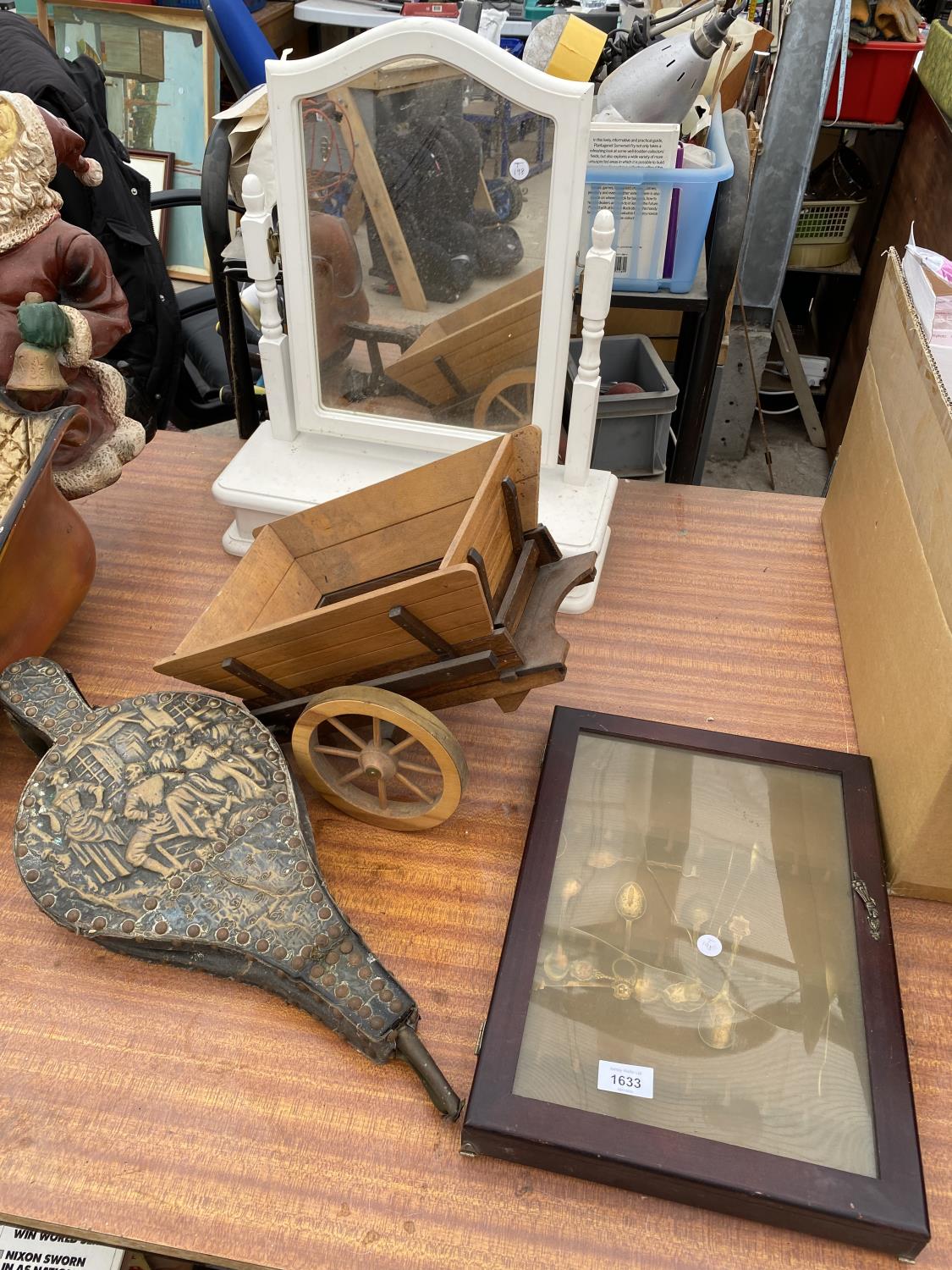 AN ASSORTMENT OF ITEMS TO INCLUDE A SWING FRAME MIRROR, A SET OF BELOWS AND A TEASPOON CASE ETC