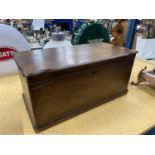 A VINTAGE MAHOGANY BOX/CHEST WITH DOVETAIL JOINTS HEIGHT 24CM, LENGTH 53CM, DEPTH 28CM