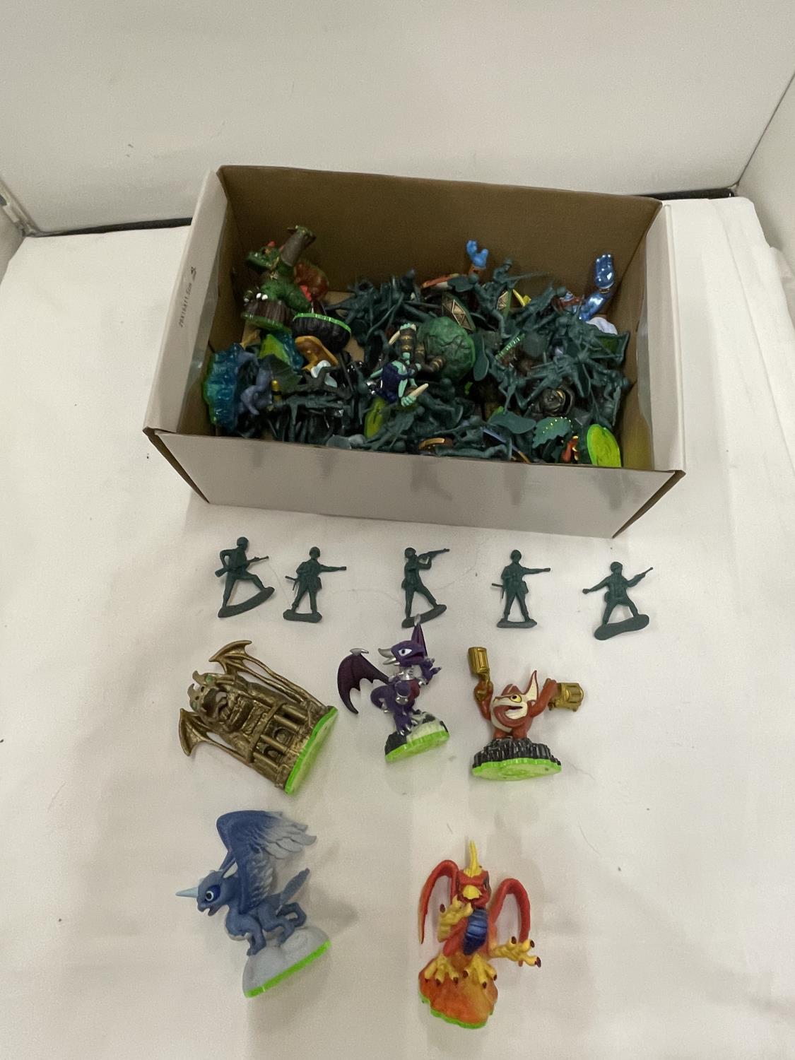 A BOX OF TOY PLASTIC SOLDIERS PLUS 'SPYRO THE DRAGON' FIGURES, ETC