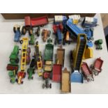 A WOODEN TRAY CONTAINING VINTAGE DIECAST FARM VEHICLESTO INCLUDE DINKY, BRITAINS, CORGI, AND ERTL