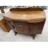 AN EARLY 20TH CENTURY OAK SIDEBOARD WITH RAISED BACK ENCLOSING FOUR DRAWERS AND TWO CUPBOARDS, 54"