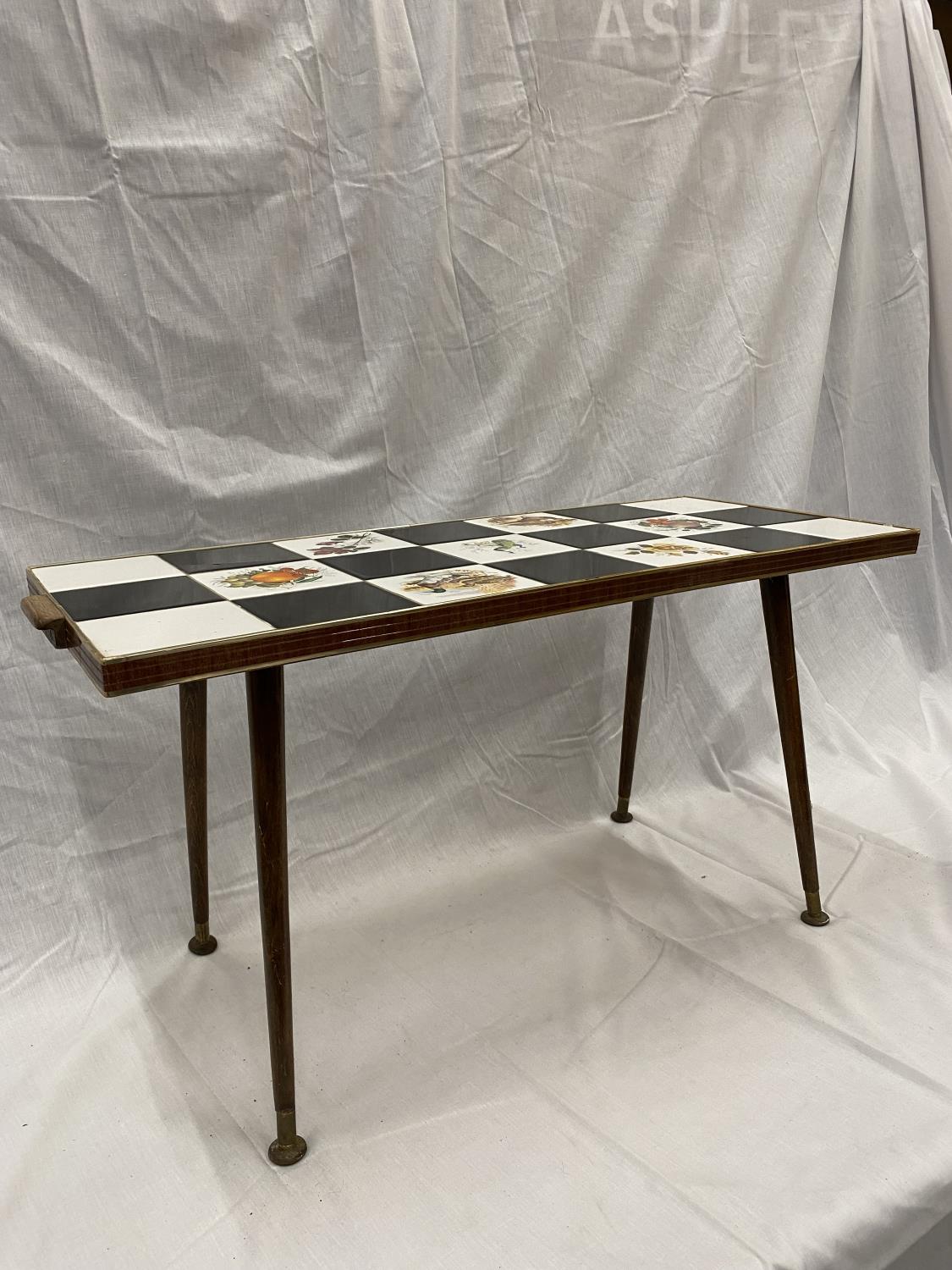 A 1960'S RETRO CHESS BOARD STYLE TILED TABLE (HANDLE A/F) - Image 4 of 10